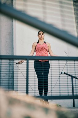 Kendini işine adamış genç, yakışıklı bir sporcu şehir dışından ip atlıyor..