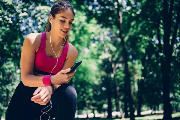 Genç Gülümseyen Mutlu Bayan Koşucu Kulaklıkları Var Akıllı Telefonu Mesajlaşmak — Stok fotoğraf