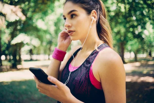 Joven Corredor Femenino Atractivo Forma Pie Naturaleza Poner Auriculares Elegir — Foto de Stock