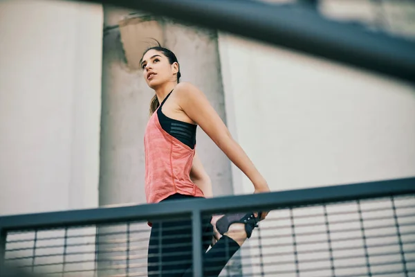 Young Smiling Fit Female Runner Stretching Her Leg Running Urban — Stock Photo, Image