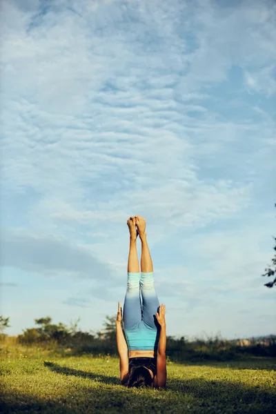 Passform Kvinna Ljus Yoga Pose — Stockfoto