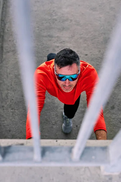 Vista Aérea Del Guapo Deportista Mediana Edad Haciendo Ejercicios Calentamiento — Foto de Stock