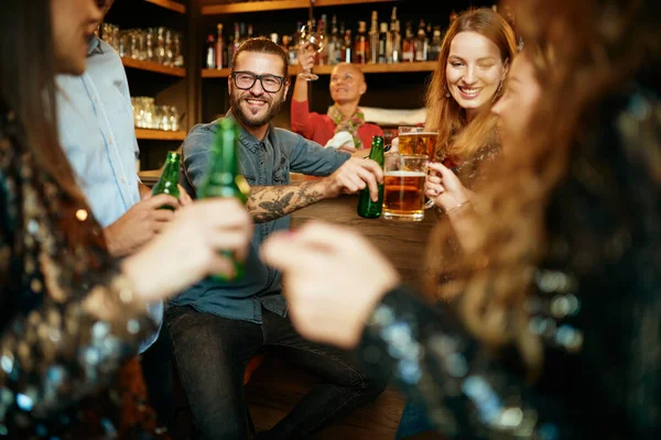 Grupo Mejores Amigos Sentados Pub Charlando Brindando Con Cerveza — Foto de Stock