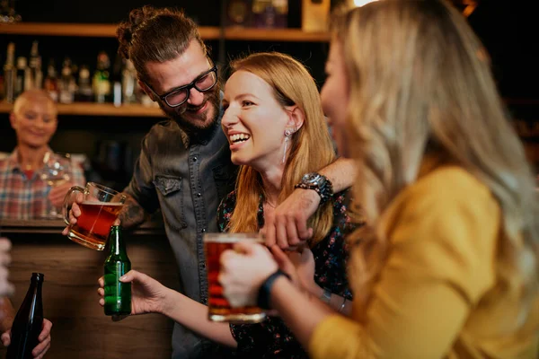 Skupina Přátel Stojí Hospodě Pije Pivo Baví — Stock fotografie