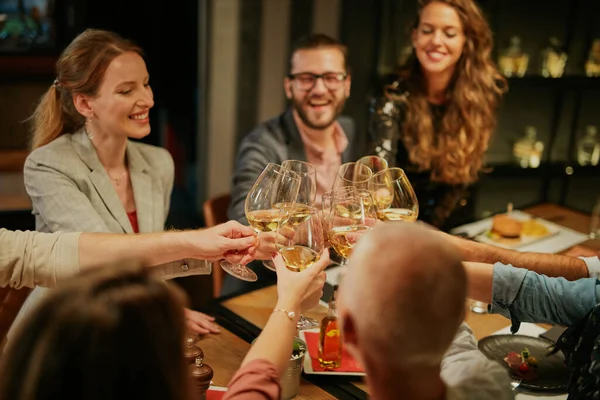 Gruppe Von Freunden Sitzt Restaurant Und Stößt Mit Wein Auf — Stockfoto