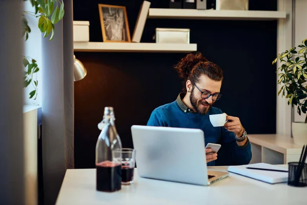 Stilig Skäggig Hipster Sitter Sitt Kontor Dricka Kaffe Och Skriva — Stockfoto