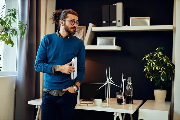 Jonge Serieuze Knappe Hipster Die Zijn Kantoor Staat Documenten Onder — Stockfoto