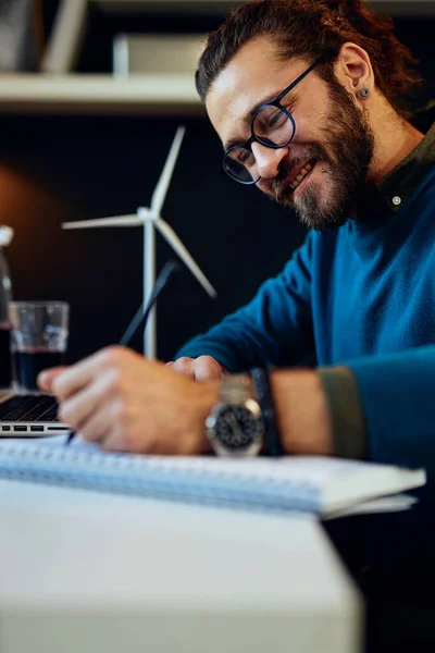 Joven Ingeniero Dedicado Sonriente Sentado Oficina Dibujando Nuevo Prototipo Molino — Foto de Stock