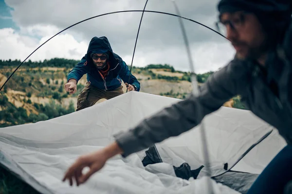 Dois Amigos Ajustando Barraca Tempo Chuvoso Viagem Acampamento — Fotografia de Stock