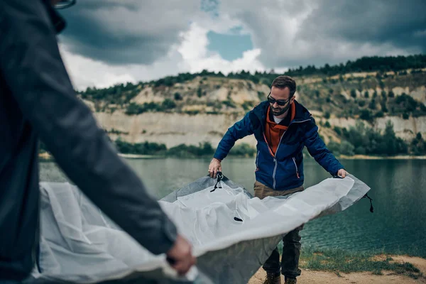 Zwei Freunde Bauen Zelt See Auf Zeltausflug Auf — Stockfoto