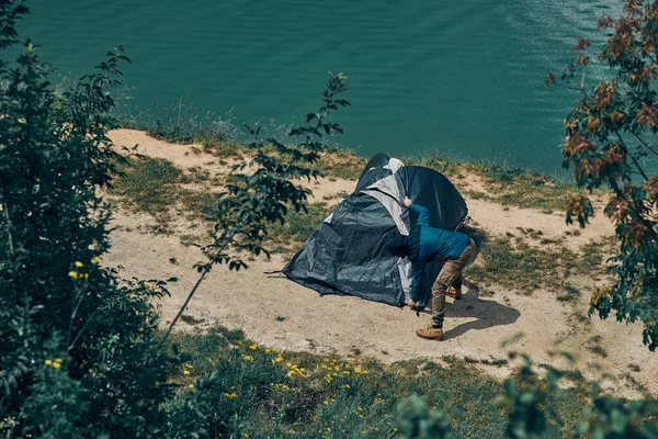 Top View Man Jacket Setting His Tent Camping Trip Lake — Stock Photo, Image
