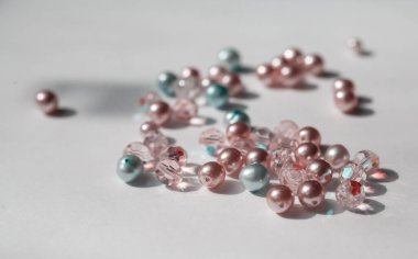 Güzel opalesan cam boncuklar siyah yumuşak kadife arka planda yakın plan, soyut bulanık arkaplan