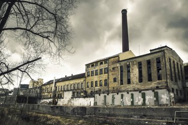 Büyük baca, kirli dış sanayi alanı ile eski boş bir fabrika binası görüntüsü şehrin çevresi, kasvetli parlak ışık ile