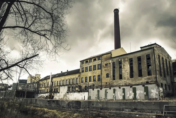 Vista Antigo Edifício Industrial Abandonado Vazio Com Chaminé Grande Exterior — Fotografia de Stock