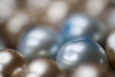 Güzel opalesan cam boncuklar siyah yumuşak kadife arka planda yakın plan, soyut bulanık arkaplan