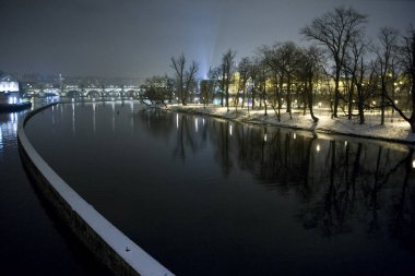 Prag, Çek Cumhuriyeti, Vltava nehri gece, köprüden manzara Charles Köprüsü ve Strelecky Ostrov adasının çoğu Lejyonu