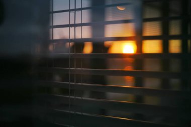 Günbatımı etkisi olan boş ofis binasında modern yemek odası.