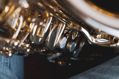 Alto saksafon enstrümanı yakın plan. Altın saksafon.