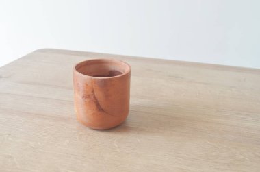 Ahşap boş bardak beyaz arka planı olan tahta bir masada.