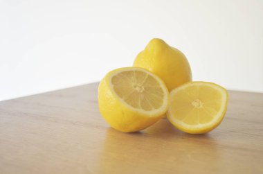 Limon ve limon dilimleri ahşap bir masada