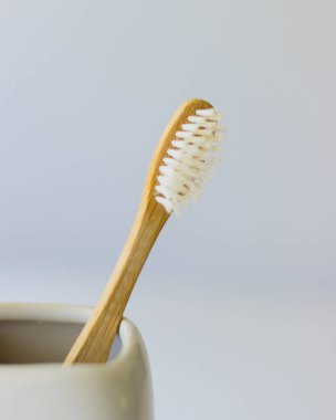 Doğal organik bambu diş fırçası. Sıfır atık, plastiksiz, ağız sağlığı için çevre dostu ekipman.