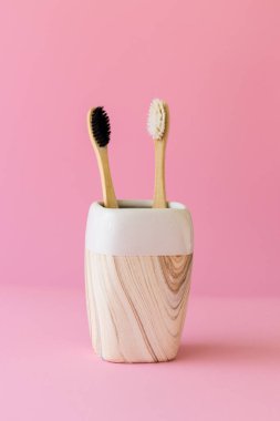 Doğal organik bambu diş fırçaları mermer kabın içinde..