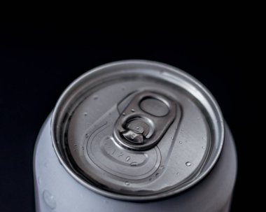 Siyah zemin üzerinde su damlalarıyla kaplı alüminyum içecek kutusu, yakın plan