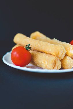 Tabakta soslu ve domatesli peynir çubukları. Nefis mozarella peynirli çubuklar..