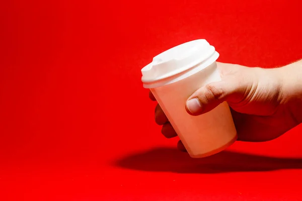 Wit Papieren Koffiekopje Geïsoleerd Rode Achtergrond — Stockfoto