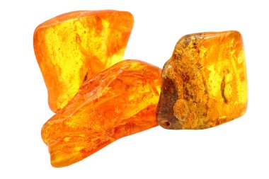Beyaz arka planda şeffaf sarı kehribar. Yarı değerli bir maden. Güneş taşı. Renkli desenler. Kehribar rengi. Donmuş antik reçine. Kuyumcular için malzeme. Kehribar parçaları ve içerikler. Jeoloji