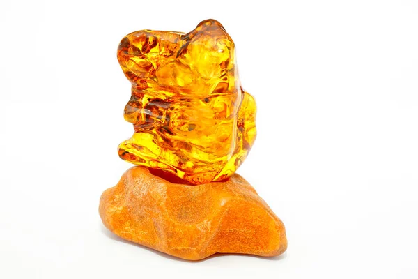 Amber Beyaz Arka Planda Sarı Fosil Doğal Mineralinin Iki Parçası — Stok fotoğraf