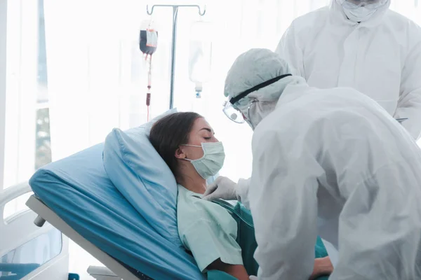 Geïnfecteerde Patiëntenvrouw Met Gezichtsmasker Bed Behandelkamer Van Ziekte Arts Beschermende — Stockfoto