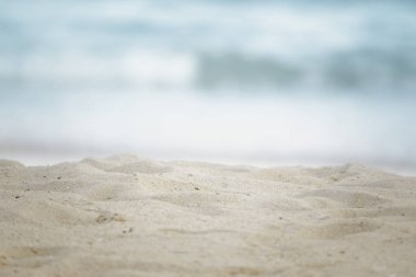 Mavi tropikal deniz manzaralı güzel kumsal, plajda güneşli bir yaz günü.