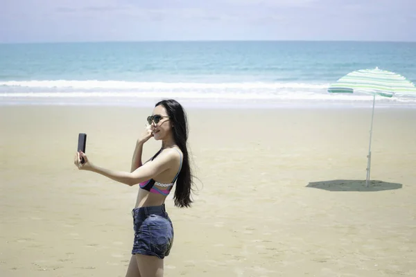 Felices Vacaciones Verano Mujer Hermosa Sexy Caliente Bikini Con Gafas — Foto de Stock