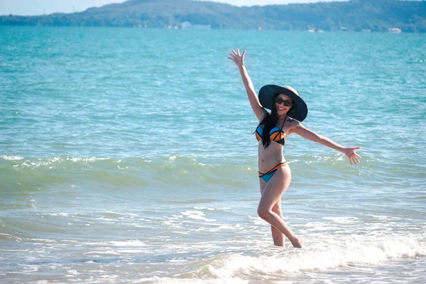 Mutlu Yaz Tatili Seksi Bikinili Şapkalı Gezen Dinlenen Mavi Denizli — Stok fotoğraf
