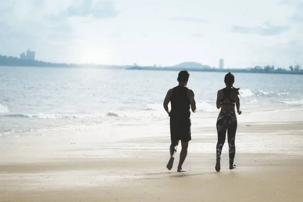 Junger Läufer Joggt Draußen Sommerlichen Tropischen Inselstrand Mit Blauem Meer — Stockfoto