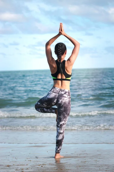 Junge Schöne Sportlerin Macht Yoga Und Stretching Körper Sommer Tropischen — Stockfoto