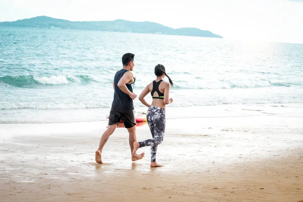 Junger Läufer Joggt Draußen Sommerlichen Tropischen Inselstrand Mit Blauem Meer — Stockfoto