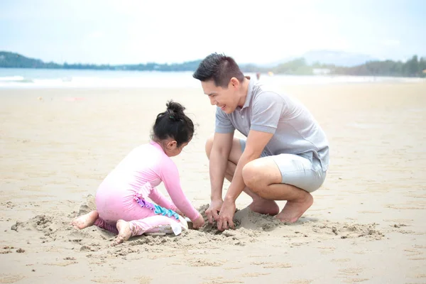 Família Feliz Pai Filha Pequena Divertindo Passar Tempo Juntos Nas — Fotografia de Stock