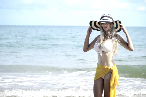 즐거운 여름휴가 비키니를 섹시하고 아름다운 금발의 여성들 모자를 해변에서 즐거운 — 스톡 사진