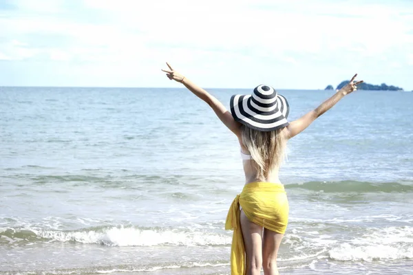 즐거운 여름휴가 비키니를 섹시하고 아름다운 금발의 여성들 모자를 해변에서 즐거운 — 스톡 사진