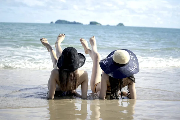 Glad Sommarsemester Sexig Sexig Vacker Två Kvinnor Bikini Och Hatt — Stockfoto