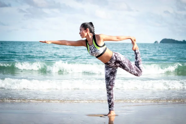 Junge Schöne Sportlerin Macht Yoga Und Stretching Körper Sommer Tropischen — Stockfoto