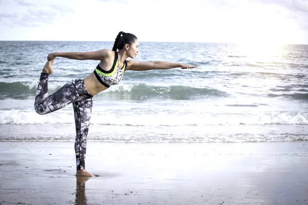 Junge Schöne Sportlerin Macht Yoga Und Stretching Körper Sommer Tropischen — Stockfoto