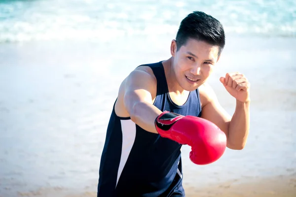 Hombre Deportivo Boxeador Entrenamiento Puñetazo Guante Rojo Guante Verano Playa —  Fotos de Stock