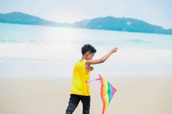 Schattig Kind Hebben Plezier Zand Zomer Strand Met Blauwe Zee — Stockfoto