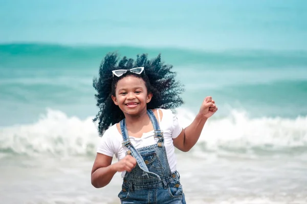 Tatlı Çocuk Kumlu Yaz Sahillerinde Mavi Denizle Eğleniyor Mutlu Kız — Stok fotoğraf