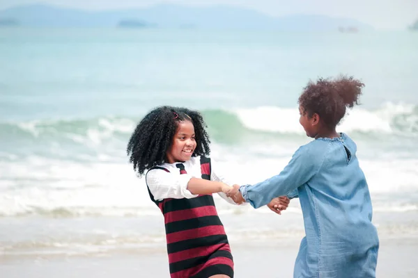 Tatlı Çocuklar Kumlu Yaz Sahillerinde Mavi Denizle Birlikte Eğleniyorlar Mutlu — Stok fotoğraf