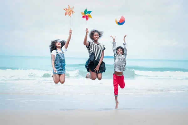 Leuke Groepen Kinderen Hebben Plezier Zandstrand Met Blauwe Zee Vrolijke — Stockfoto
