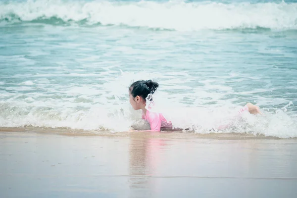 Мила Дитина Розважається Піщаному Літньому Пляжі Блакитним Морем Щаслива Маленька — стокове фото